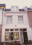 861991 Gezicht op de voorgevel van het gerenoveerde pand Willemstraat 34 in Wijk C te Utrecht, waar de vlaggetjes ...